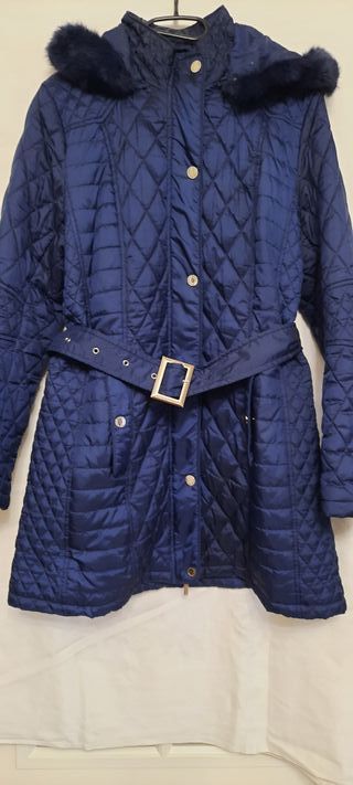 Abrigo acolchado azul con cinturón.