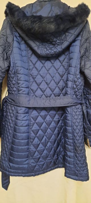 Abrigo acolchado azul con cinturón.