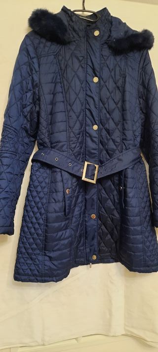 Abrigo acolchado azul con cinturón.