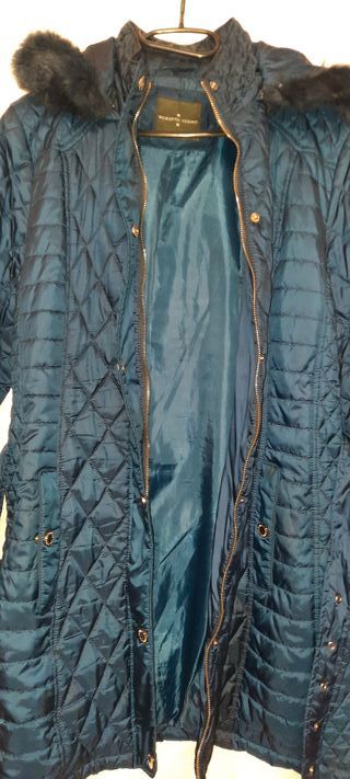 Abrigo acolchado azul con cinturón.