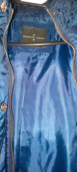 Abrigo acolchado azul con cinturón.