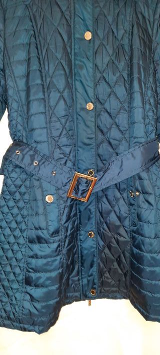 Abrigo acolchado azul con cinturón.