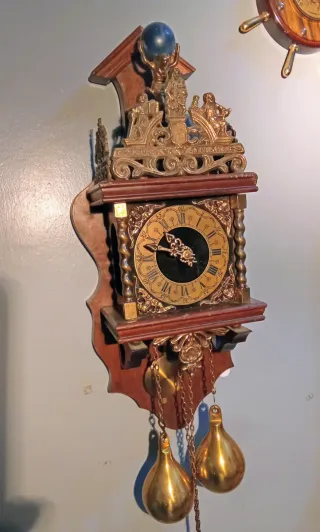 Reloj de pared antiguo con péndulo