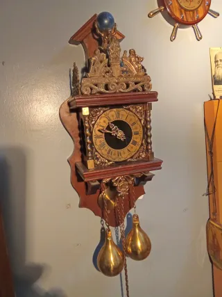 Reloj de pared antiguo con péndulo