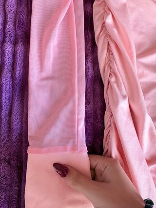 Vestido rosa con detalles de perlas