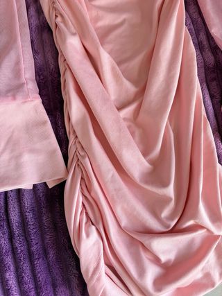 Vestido rosa con detalles de perlas