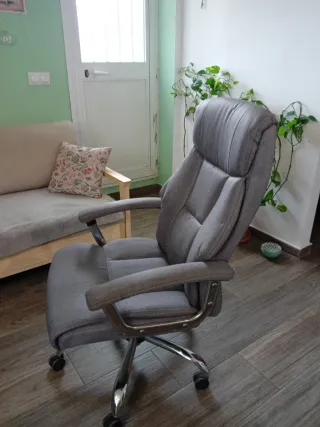 Silla de oficina ergonómica gris