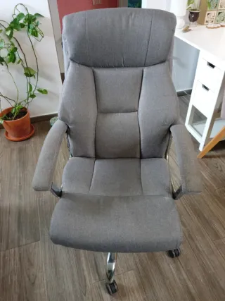 Silla de oficina ergonómica gris