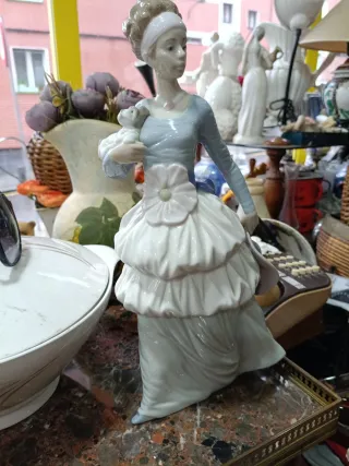 Figura Dama con Perro NAO LLADRÓ
