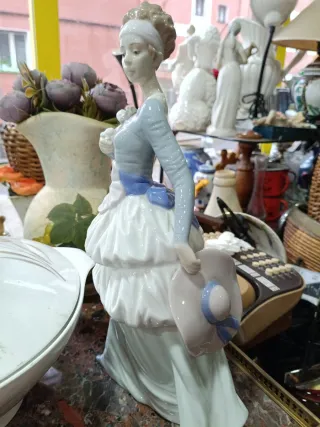 Figura Dama con Perro NAO LLADRÓ