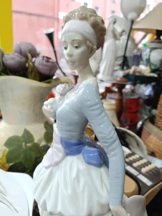 Figura Dama con Perro NAO LLADRÓ