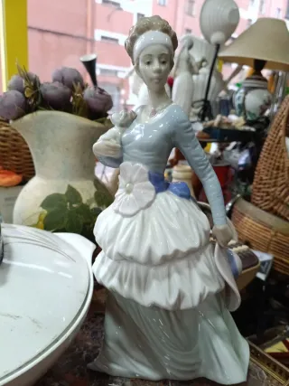 Figura Dama con Perro NAO LLADRÓ