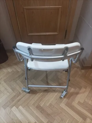 Silla de ducha con ruedas y respaldo, homologado