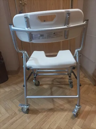 Silla de ducha con ruedas y respaldo, homologado