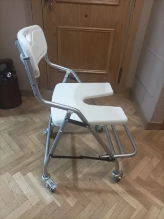 Silla de ducha con ruedas y respaldo, homologado