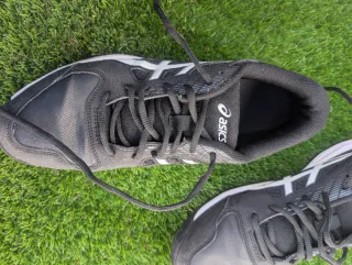 Zapatillas Asics Tenis Negras y Blancas