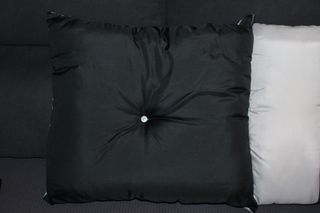 Almofadas pretas e cinzentas em cetim