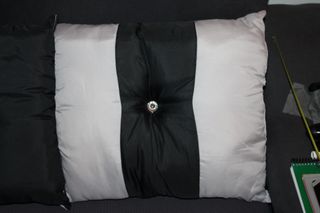 Almofadas pretas e cinzentas em cetim