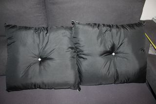 Almofadas pretas e cinzentas em cetim