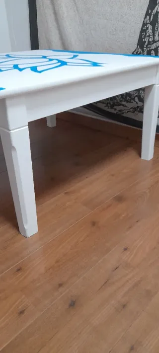 Mesa de centro de madera blanca con diseño azul