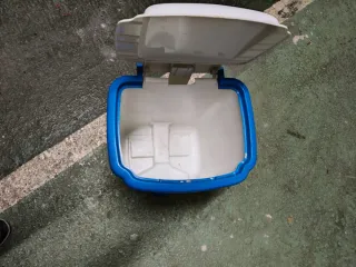 Papelera azul y blanca de plástico y otra amarilla