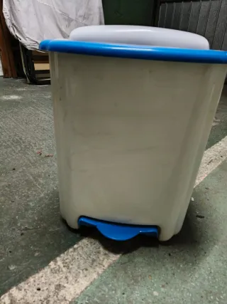 Papelera azul y blanca de plástico y otra amarilla