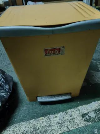 Papelera azul y blanca de plástico y otra amarilla