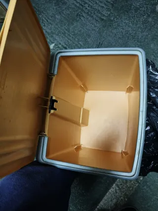 Papelera azul y blanca de plástico y otra amarilla