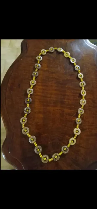 Collana con perle marroni e gialle