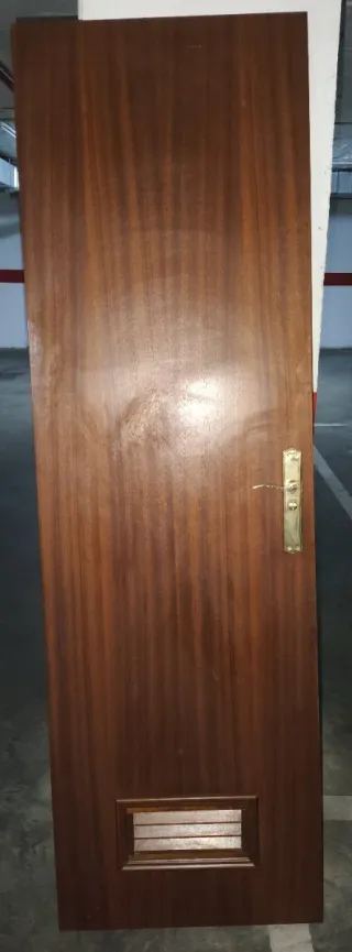 Puerta de madera con manilla dorada