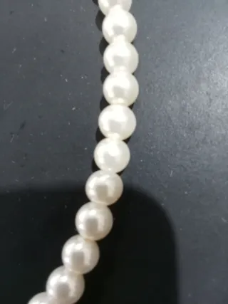 Collar de perlas con colgante dorado