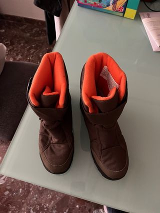 Botas de nieve marrones y naranjas