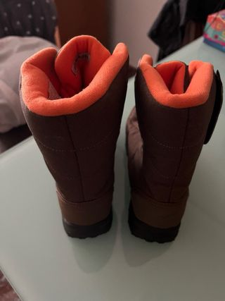 Botas de nieve marrones y naranjas