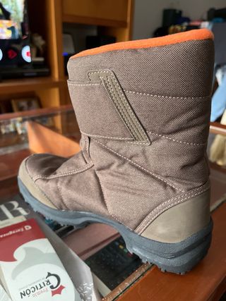 Botas de nieve marrones y naranjas