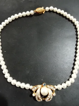 Collar de perlas con colgante de mariposa