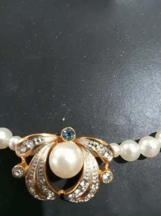 Collar de perlas con colgante de mariposa