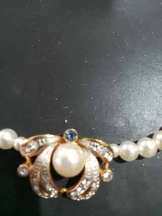 Collar de perlas con colgante de mariposa