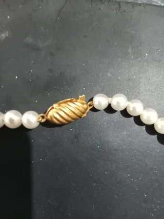 Collar de perlas con colgante de mariposa