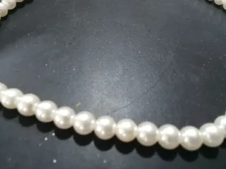 Collar de perlas con colgante de mariposa