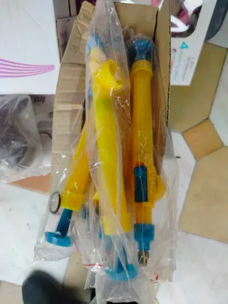 Mini pulverizadores amarillos y azules