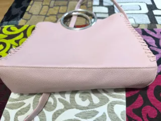 Bolso rosa con aro plateado