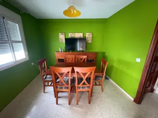 Mesa comedor y aparador de madera