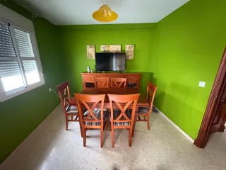 Mesa comedor y aparador de madera