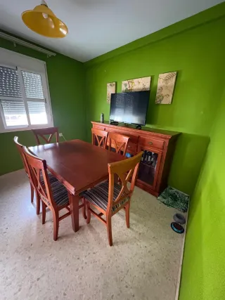 Mesa comedor y aparador de madera