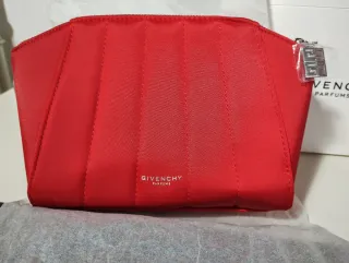 Trousse pochette e rossetto Givenchy