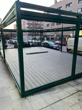 Terrazza con vetro + pavimento composito