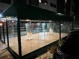 Terrazza con vetro + pavimento composito