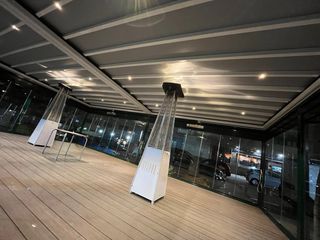 Terrazza con vetro + pavimento composito