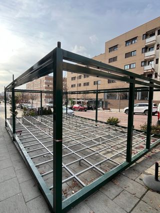 Terrazza con vetro + pavimento composito