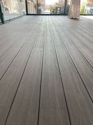 Terrazza con vetro + pavimento composito